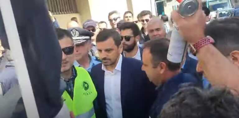 Ιωάννινα: Αστυνομικοί γιούχαραν τον υφυπουργό Προστασίας του Πολίτη (Βίντεο)