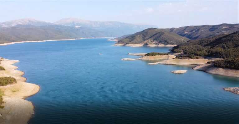 «Όχι» απο το Δημοτικό Συμβούλιο Νικολάου Σκουφά στο πλωτό φωτοβολταϊκό της λίμνης Πουρναρίου