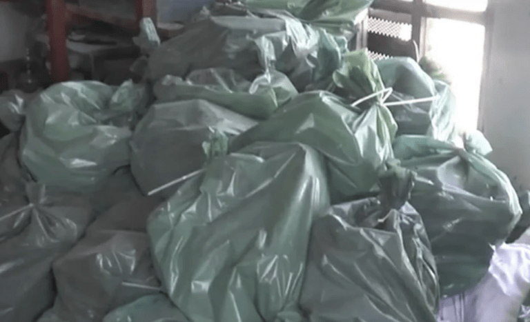 Εικόνες που προκαλούν ντροπή σε νεκροταφείο των Σερρών, με πεταμένα και στοιβαγμένα ανθρώπινα οστά μέσα σε νάιλον σακούλες! (Βίντεο)