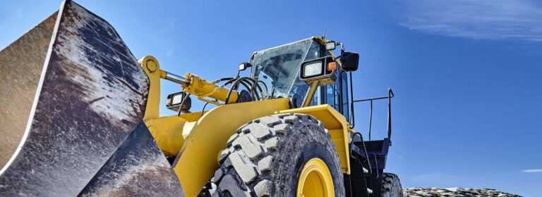 Εργατικό ατύχημα στην Κεραμίτσα Φιλιατών: Οδηγός σκαπτικού μηχανήματος παρασύρθηκε από το βαρύ όχημα και έπεσε σε γκρεμό.