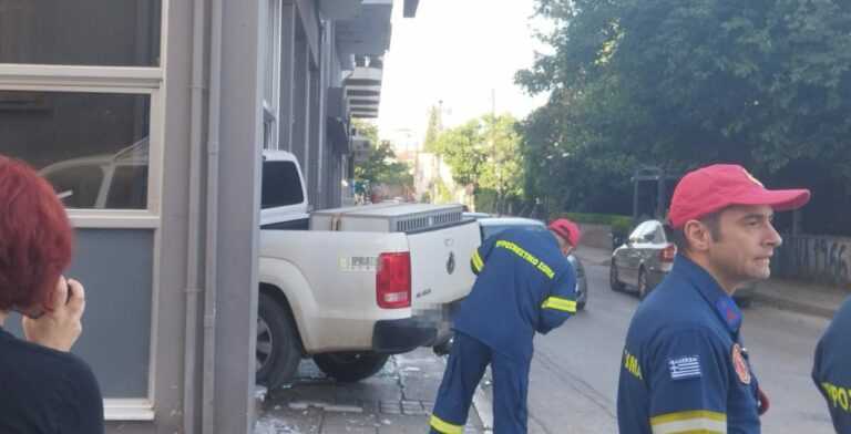 Αναστάτωση στα Ιωάννινα: Αγροτικό Καταλήγει Μέσα σε Κατάστημα