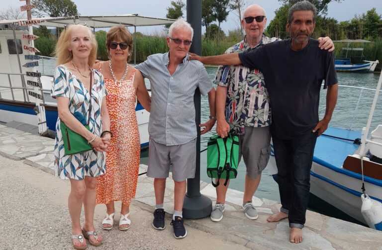 Ένα Τελευταίο Ταξίδι: Η Οικογένεια από το Μάντσεστερ Σκορπίζει τις Στάχτες στον Ποταμό Αχέροντα