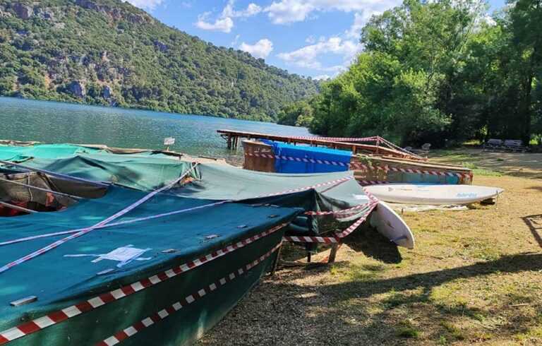 Συντονισμένη επιχείρηση στη Λίμνη Ζηρού: Ξηλώθηκαν αυθαίρετες κατασκευές – Πρόστιμο 6.000 ευρώ