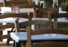 Εστίαση: «Μαχαίρι» στις δαπάνες των διακοπών – Λιγότερες έξοδοι σε ταβέρνες, μικρότερες παραγγελίες