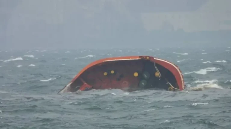 Φιλιππίνες: Διαρροή Βιομηχανικού Καυσίμου από Βυθισμένο Πετρελαιοφόρο – Τεράστια Φυσική Καταστροφή