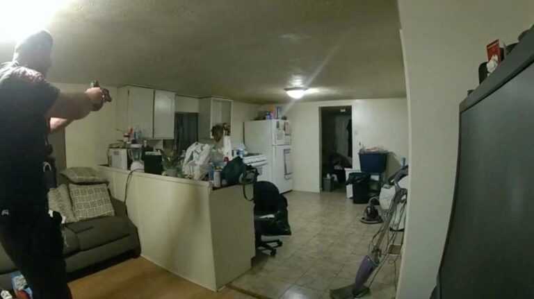 Φρίκη στις ΗΠΑ: Γυναίκα Δολοφονήθηκε από Αστυνομικό που Είχε Καλέσει για Βοήθεια στο Σπίτι της