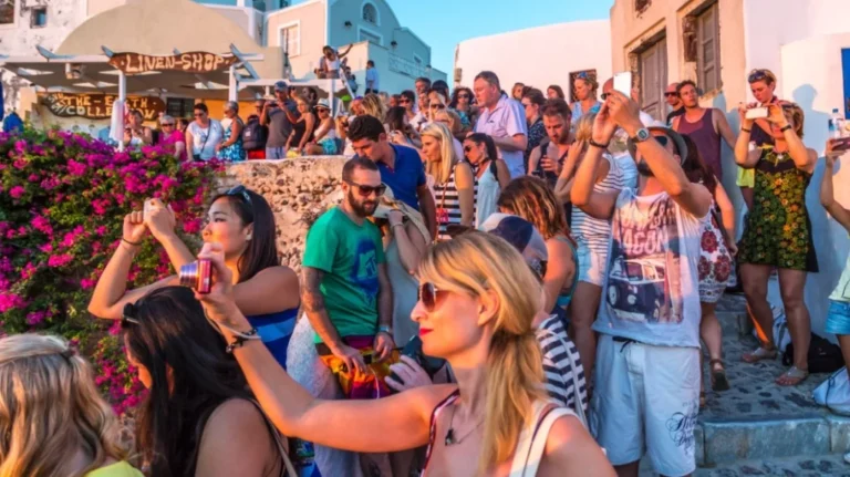 Σαντορίνη: Το Ιδανικό Ινσταγραμικό Νησί Υποφέρει από Υπερτουρισμό