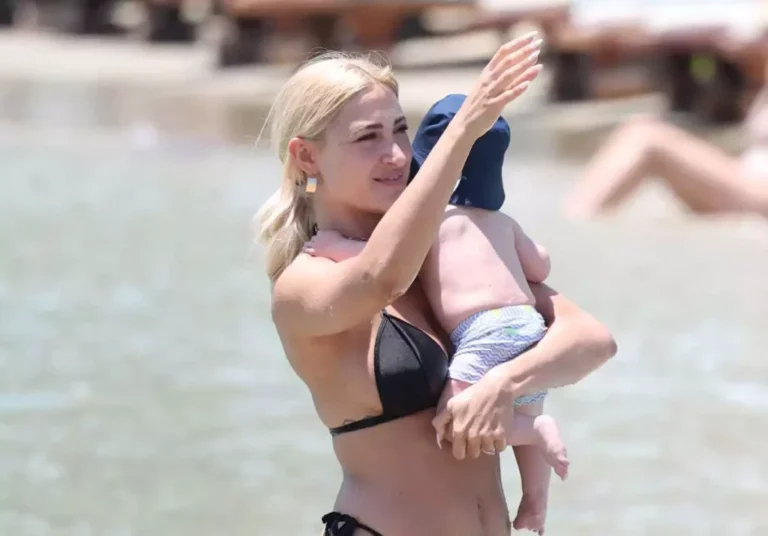 Η Ιωάννα Τούνη και ο Δημήτρης Αλεξάνδρου απολαμβάνουν την Ελαφόνησο με τον μικρό τους γιο