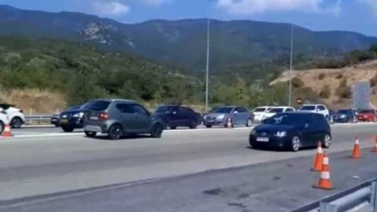 Διακινητής μεταναστών κινείται ανάποδα στην Εγνατία και σπάει τις μπάρες στα διόδια (Βίντεο)