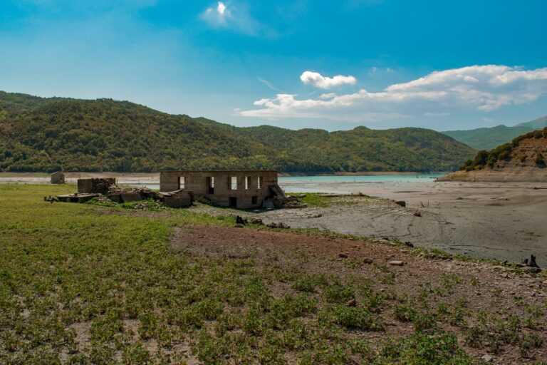 Αποκάλυψη Στη Λίμνη Πουρναρίου: Ο Εξαφανισμένος Οικισμός Επανέρχεται Μετά Από Διάρκεια Ανομβρίας