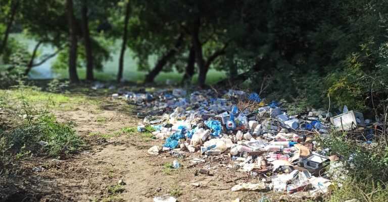 Συναγερμός στον Καλαμά: Τοξικά Απόβλητα και Σκουπίδια στις Όχθες του