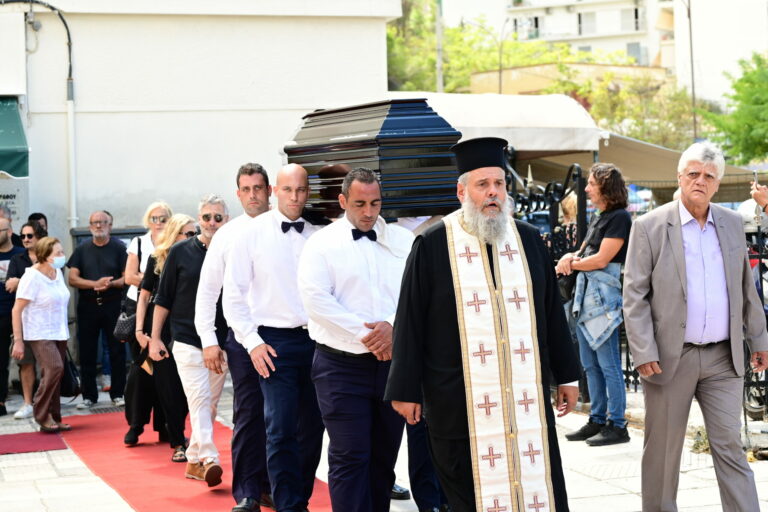 Τελευταίο αντίο στον ηθοποιό Ντίνο Καρύδη: Συγκίνηση και οδύνη στο κοιμητήριο Ζωγράφου