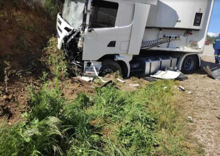 Ατύχημα Στην Εθνική Οδό Πρέβεζας – Ηγουμενίτσας: Νταλίκα Εκτός Πορείας Και Ζημιές Στην Ηλεκτροδότηση