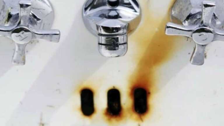 Σκουριά σε Μπανιέρα και Νιπτήρα; Χρησιμοποιήστε 3 Πάμφθηνα Υλικά για Άμεσο Καθαρισμό