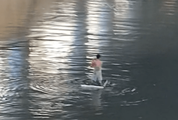 Απίστευτο σκηνικό στον Κηφισό: Γυμνόστηθος άνδρας κάνει ράφτινγκ και γίνεται viral