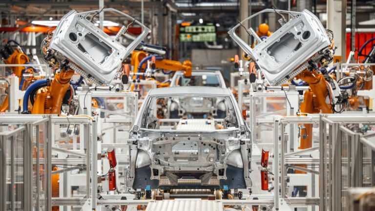 Δραματική προειδοποίηση από Volkswagen: Εξετάζει κλείσιμο εργοστασίων στη Γερμανία