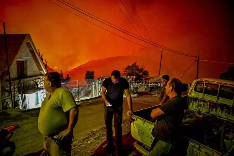 Μεγάλη φωτιά στο Ξυλόκαστρο: Ολονύχτια μάχη με τις φλόγες – Εκκενώθηκαν χωριά