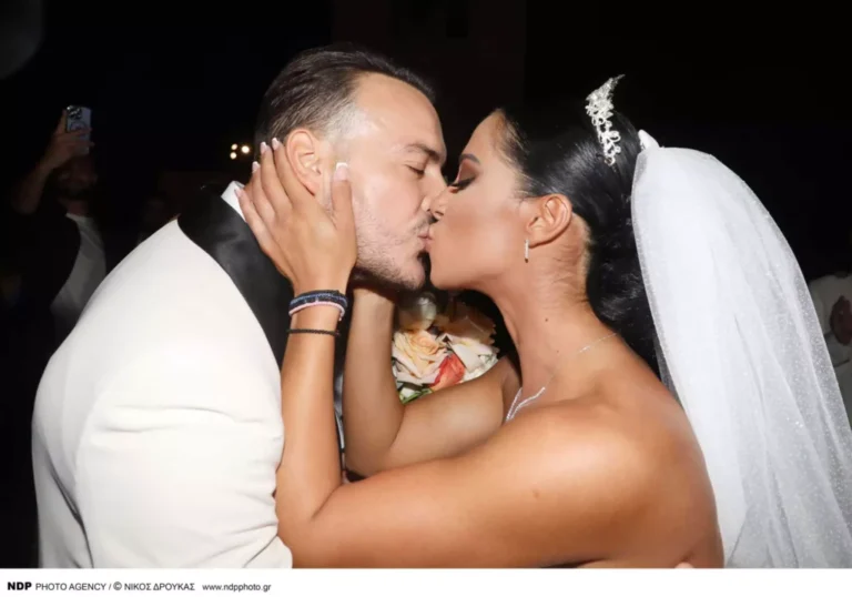 Λαμπερός γάμος στη Βουλιαγμένη: Ο Σάκης Αρσενίου παντρεύτηκε την αγαπημένη του, Λαμπρινή Πλεύρη (φωτο)