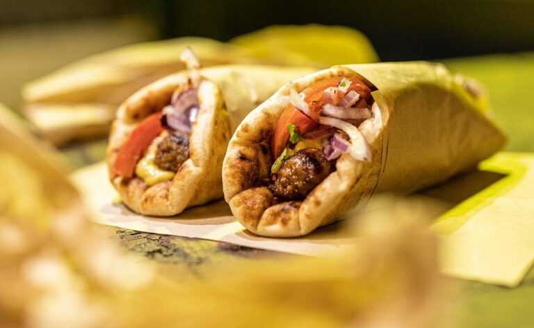 Ξεπέρασε τα 4 € το σουβλάκι: Η άνοδος τιμών φέρνει ακρίβεια στο αγαπημένο φαγητό
