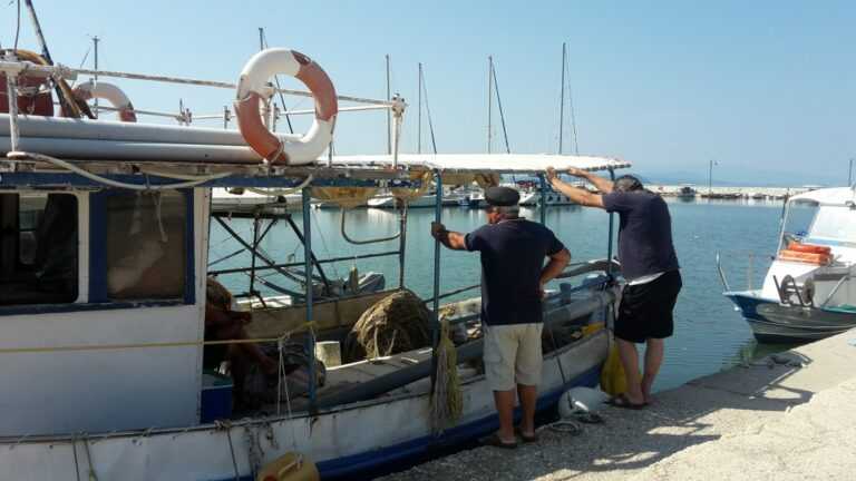 Τέλη κυκλοφορίας στις βάρκες: Πλήγμα για τους αλιείς του Αμβρακικού Κόλπου