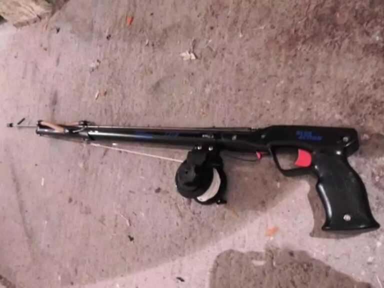 Απίστευτο Περιστατικό στο Βόλο: Γιος Επιτέθηκε στον Πατέρα του με Ψαροντούφεκο – Σε Κρίσιμη Κατάσταση ο 69χρονος