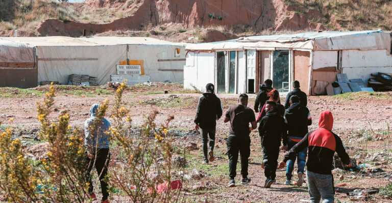 Ρομά και οργανωμένο έγκλημα: Ξέπλυμα χρημάτων, τοκογλυφία και διαφθορά – Η απόρρητη έκθεση για την εγκληματική τους δράση