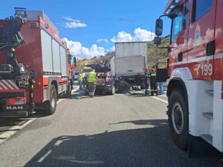 Τραγικό τροχαίο: ΙΧ έπεσε σε σταθμευμένο φορτηγό, νεκροί οι δύο επιβαίνοντες