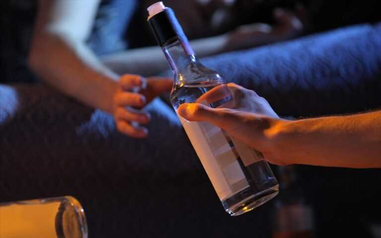 Σοκ στην Ιωάννινα: Δύο Ανήλικοι Κατέληξαν στο Νοσοκομείο από Αλκοόλ – Συνελήφθη ο υπεύθυνος του καταστήματος που πούλησε το ποτό