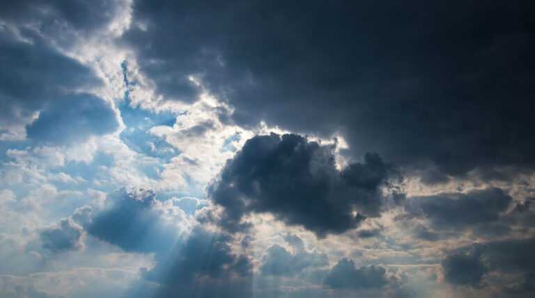 Ο καιρός: Συννεφιές, πτώση της θερμοκρασίας και δυνατοί άνεμοι – Η πρόγνωση