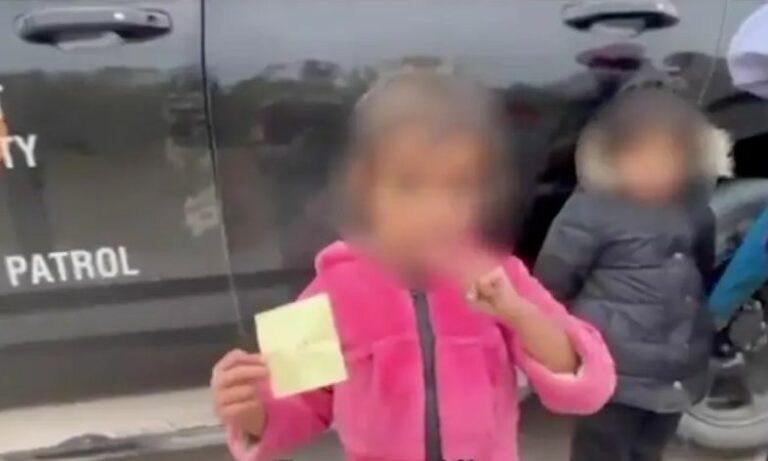 Συγκλονιστικές εικόνες στις ΗΠΑ: Δίχρονη μετανάστρια περνά τα σύνορα του Μεξικού αναζητώντας τους γονείς της