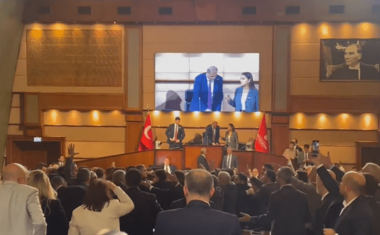 Τουρκία: Πρωτοφανείς εικόνες στο Δημοτικό Συμβούλιο της Κωνσταντινούπολης – Δημοτικοί σύμβουλοι το μετέτρεψαν σε… ρινγκ.(βίντεο)