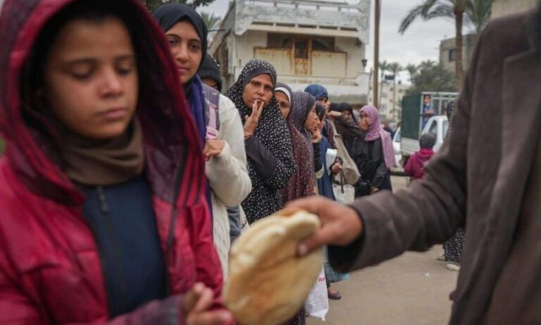 Τραγωδία στη Γάζα: Δύο γυναίκες και ένα κορίτσι ποδοπατήθηκαν για μια φραντζόλα ψωμί