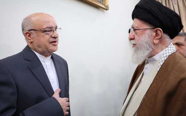 Ιράν: Φωτογραφία Χαμενεΐ διαψεύδει τις φήμες οτι έχει πέσει σε κώμα