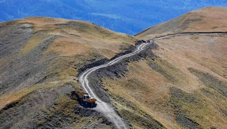 Ο Δένδιας διαψεύδει Καχριμάνη: Η διάνοιξη του δρόμου στο Γράμμο έγινε μετά από αίτημα της Περιφέρειας Ηπείρου