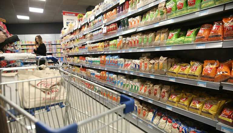 Ανεξέλεγκτα τα σούπερ μάρκετ: Αυξάνουν τα κέρδη τους παρακάμπτοντας το πλαφόν