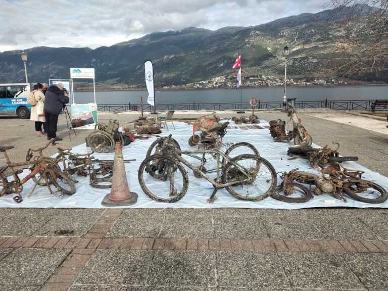 Ιωάννινα: Δίπλα από τη Λίμνη Παμβώτιδα, στην πλατεία Μαβίλη, εκτίθεται, «ό,τι βυθίζεται και ΔΕΝ εξαφανίζεται».