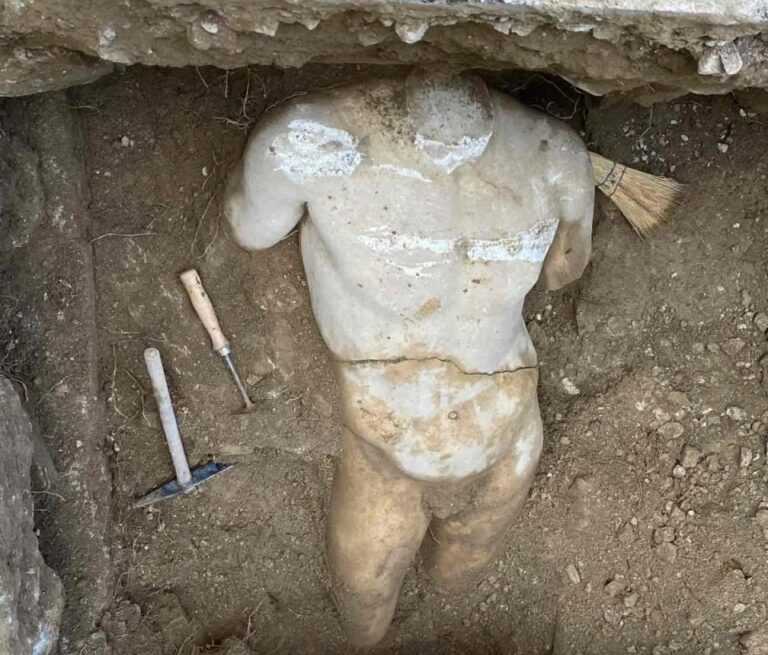 Άγαλμα από λευκό μάρμαρο βρέθηκε κοντά στο Ηρώδειο