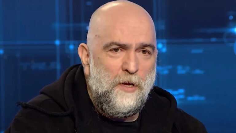 Μπάμπης Στόκας: «Είχαμε βρει διάφορα ονόματα για τους Πυξ Λαξ – Το ένα ήταν “Παναγία βόηθα”»