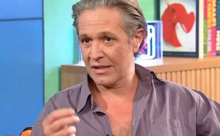 Αιμίλιος Χειλάκης: «Την ώρα της παράστασης έσπασε η πόρτα και έπεσε πάνω στην Ελένη Καρακάση»