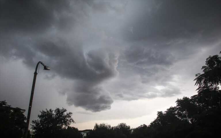 Καιρός: Βροχές και τοπικές καταιγίδες με ανέμους να πνέουν έως 6-7 μποφόρ