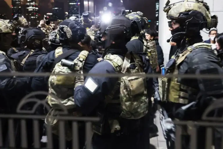 Επιβολή στρατιωτικού νόμου στη Νότια Κορέα: Η αντιπολίτευση καλεί τον κόσμο στους δρόμους