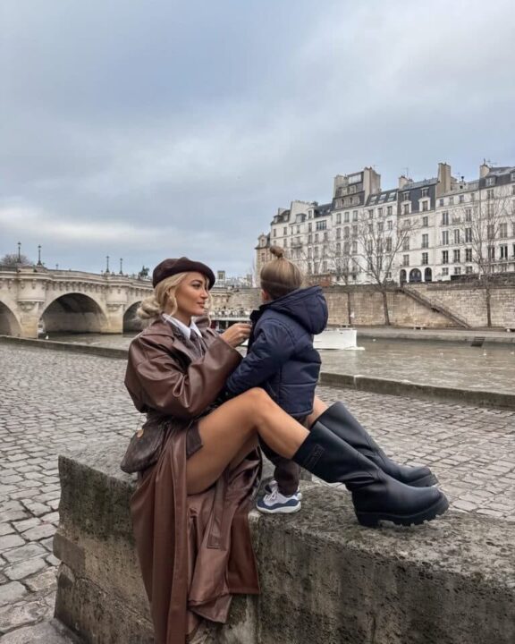 Πολυτέλεια και φτώχεια: Η Τούνη ποζάρει στο Σηκουάνα με γαλότσες Dior αξίας 1.590 ευρώ, ενώ οι Έλληνες πεινάνε