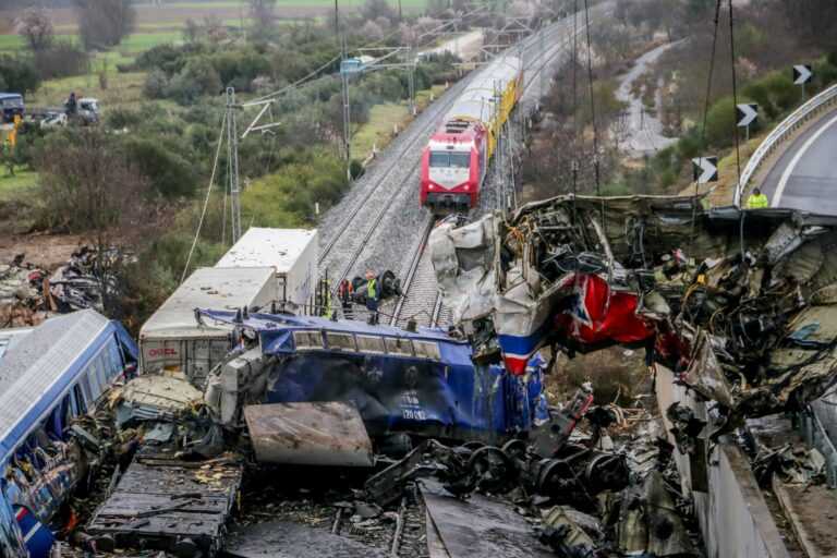 Τραγωδία στα Τέμπη: Η έκθεση του Β. Κοκοτσάκη αποκαλύπτει πόσα θύματα γλίτωσαν από τη σύγκρουση και κατακάηκαν από τη φωτιά.