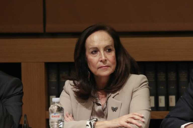 Η Διαμαντοπούλου προκαλεί αντιδράσεις με την παρέμβασή της για την τραγωδία των Τεμπών.