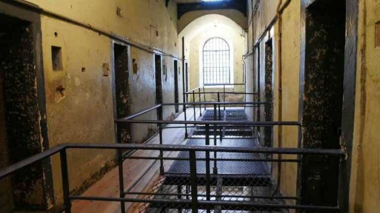 Μεθυσμένος αστυνομικός στη Ζάμπια απελευθερώνει 13 κρατούμενους για να γιορτάσουν το νέο έτος