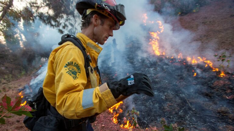 Ισχυροί άνεμοι δυναμώνουν την πυρκαγιά στο Λος Άντζελες – Αμείωτη η μάχη με τις φλόγες