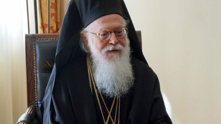 Εξακολουθεί να νοσηλεύεται σε εξαιρετικά κρίσιμη κατάσταση ο Αρχιεπίσκοπος Αλβανίας Αναστάσιος