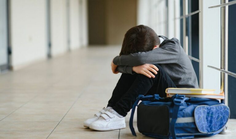 Σοκ από τις 600 καταγγελίες για σχολική βία: Οι μισές αφορούν Δημοτικά σχολεία