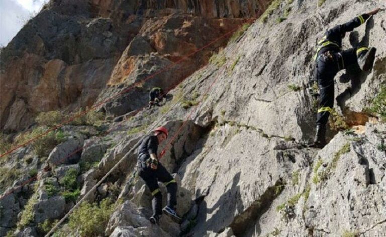 Τραγωδία στα Καλάβρυτα: Ηλικιωμένος έπεσε σε χαράδρα ενώ έκανε βόλτα με την κόρη του