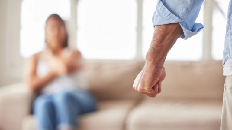 Σοκαριστική επίθεση ενδοοικογενειακής βίας – 28χρονη απέβαλε μετά από χτύπημα του συντρόφου της